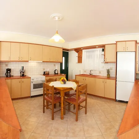 Faos Luxury 2 أيّا إفيميا